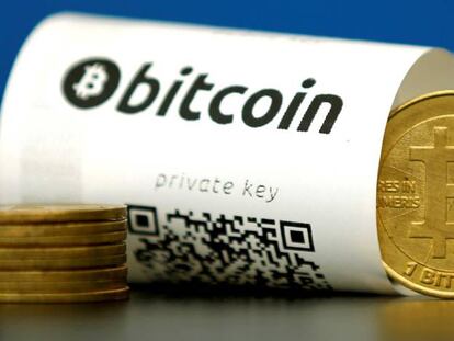 Monedas con el s&iacute;mbolo de bitcoin y un c&oacute;digo QR.