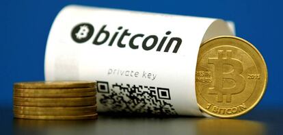 Monedas con el símbolo de bitcoin y un código QR.