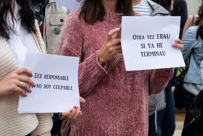 GRAF6450. CÁCERES, 08/06/2018.- Estudiantes de Bachillerato se manifiestan frente a la Facultad de Filosofía y Letras del Campus de Cáceres después de que la Universidad de Extremadura (UEx) haya decidido repetir varios exámenes de la Evaluación para el Acceso a la Universidad (EBAU) tras una posible filtración. EFE/Esteban Martinena