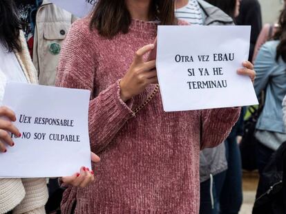 GRAF6450. CÁCERES, 08/06/2018.- Estudiantes de Bachillerato se manifiestan frente a la Facultad de Filosofía y Letras del Campus de Cáceres después de que la Universidad de Extremadura (UEx) haya decidido repetir varios exámenes de la Evaluación para el Acceso a la Universidad (EBAU) tras una posible filtración. EFE/Esteban Martinena