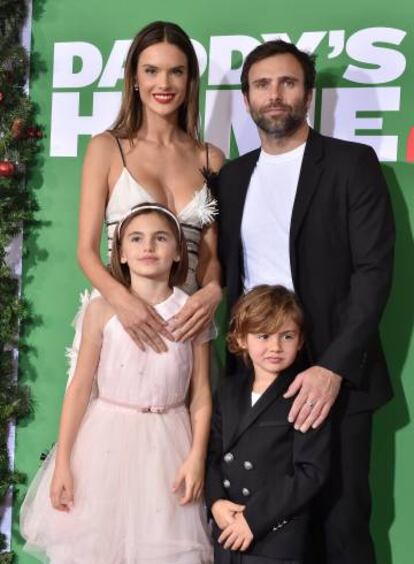 Alessandra Ambrosio, con su pareja y sus dos hijos.