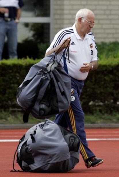 Aragonés, con los balones a cuestas.