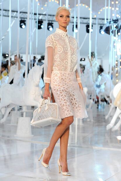 Una salida del desfile del carrusel: Louis Vuitton primavera-verano 2012