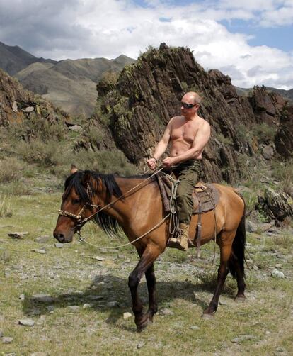 Durante el verano de 2009, Putin cabalga a pecho descubierto en la región de Tuva, al sur de Siberia.