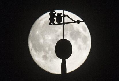 LUN01 BERLÍN (ALEMANIA) 16/09/2016.- La silueta de la parte superior de la iglesia de Nikolai es iluminada por la luna en Berlín, Alemania, ayer, 15 de septiembre de 2016. EFE/Paul Zinken