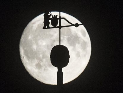 LUN01 BERLÍN (ALEMANIA) 16/09/2016.- La silueta de la parte superior de la iglesia de Nikolai es iluminada por la luna en Berlín, Alemania, ayer, 15 de septiembre de 2016. EFE/Paul Zinken