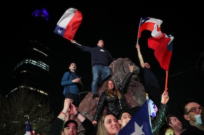 Votantes del Apruebo celebran este domingo, en Chile.