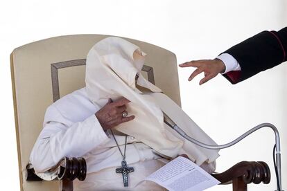 La muceta del papa Francisco es movida por el viento durante una audiencia pública en la plaza de San Pedro del Vaticano, el 26 de septiembre de 2018.