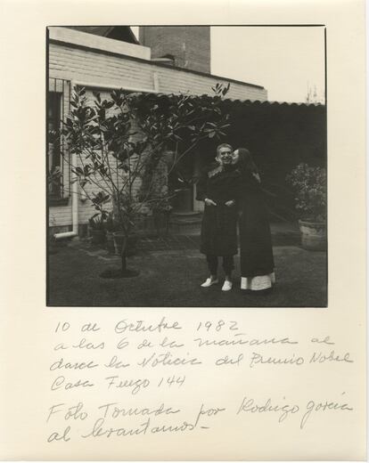 Gabriel García Márquez y su esposa Mercedes, la mañana del anuncio del premio Nobel de Literatura, el 10 de octubre de 1982. La foto fue tomada por el hijo mayor de la pareja, Rodrigo García Barcha.