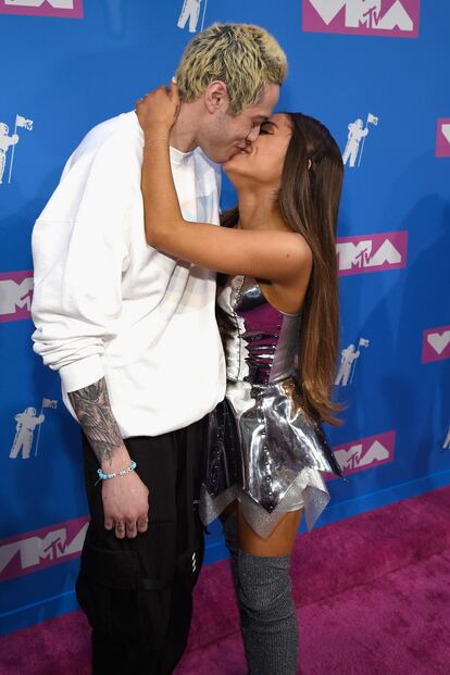 Pete Davidson y Ariana Grande no pudieron contener su amor en la alfombra roja.