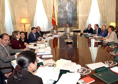 Primera reunión, ayer, de la Mesa del Congreso de los Diputados recientemente constituida. Al fondo, el presidente, Manuel Marín.