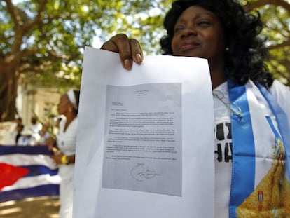 La lider de las Damas de Blanco, Berta Soler, muestra la carta de Obama