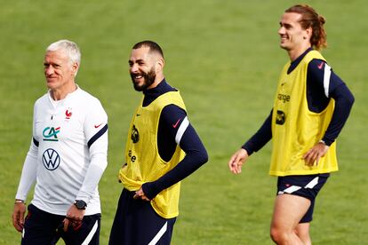 Deschamps, Benzema y Griezmann en Clairefontaine.