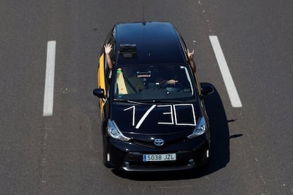 Un taxi participante en la marcha lenta en Barcelona.