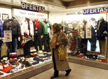 Un comercio de ropa ofrece precios rebajados en una calle del centro de Madrid.