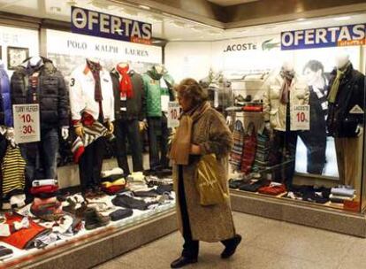 Un comercio de ropa ofrece precios rebajados en una calle del centro de Madrid.