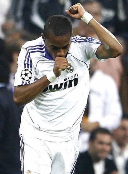 Robinho festeja el segundo tanto madridista