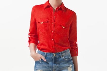 Calaveras: camisa vaquera en rojo con botones de calaveras en dorado de Zara (39,95 euros).