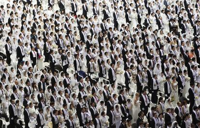 Alrededor de 2.500 parejas de todo el mundo participan en una boda multitudinaria en Gapyeong (Corea del Sur). 