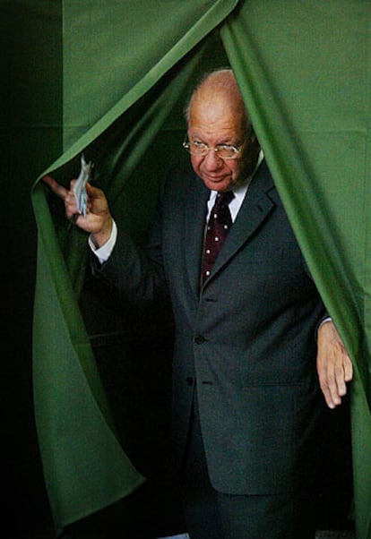 El presidente chileno, Ricardo Lagos, sale de votar.