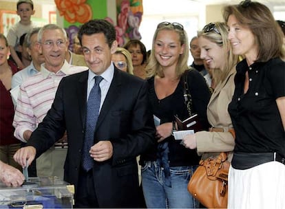 El candidato más madrugador ha sido el conservador Nicolas Sarkozy. El líder del Unión por un Movimiento Popular acudió a un colegio electoral de Neuilly-sur-Seine, a las afueras de París, acompañado de su esposa Cécilia y de las dos hijas de ésta.