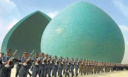 Desfile militar frente al monumento a los Mártires de Bagdad el pasado 16 de febrero.

Octavilla norteamericana que excluye los monumentos de los objetivos militares. Debajo, propaganda de Corea del Norte.