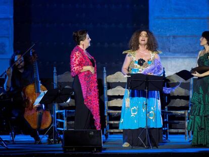 Las cantantes Carmen Linares (izquierda), Marivi Blasco (derecha) y la tunecina, Ghalia Benali, durante su actuación en el Alcázar de Sevilla.