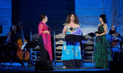 Las cantantes Carmen Linares (izquierda), Marivi Blasco (derecha) y la tunecina, Ghalia Benali, durante su actuación en el Alcázar de Sevilla.