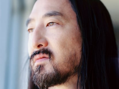 Steve Aoki mira desde su hotel a un punto de Barcelona que debe de ser fascinante.