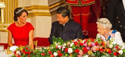 La duquesa de Cambridge,el presidente chino y la reina Isabel.