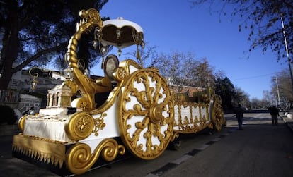 Una de las carrozas recibe los últimos retoques en la Casa de Campo.