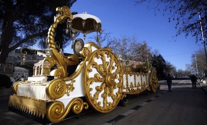 Una de las carrozas recibe los &uacute;ltimos retoques en la Casa de Campo.