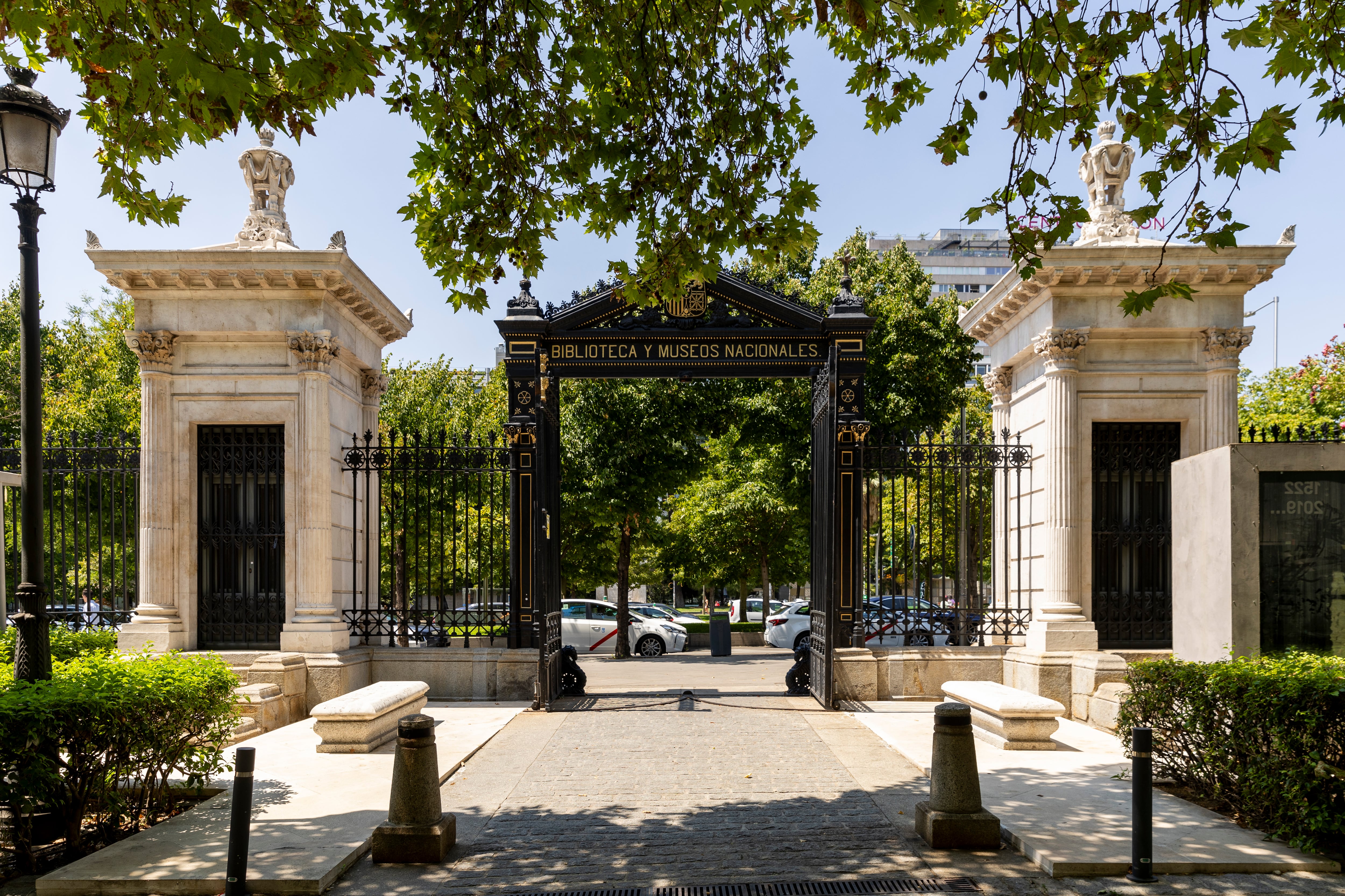 La forja de hierro que anuncia el complejo del Palacio de Biblioteca y Museos Nacionales diseñada por Casa Asins. 