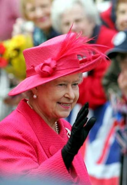 Por la noche, la reina y sus familiares más cercanos acudirán al palacio de Kew, en los jardines botánicos de Kew Gardens (suroeste de Londres), para celebrar una cena en la intimidad. "Quisiera agradecer a miles de personas de este país y el extranjero que me han enviado tarjetas y mensajes por mi 80 cumpleaños. Estoy emocionada por lo que habéis escrito y quisiera expresar mi agradecimiento a todos", ha señalado la soberana, en un mensaje divulgado por su residencia oficial.