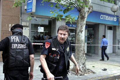 Dos policías, en la puerta de la sucursal de Citibank del barrio bonaerense de Caballito, donde se produjo la explosión.