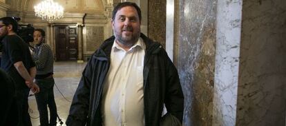 Oriol Junqueras (ERC) camina pels passadissos del Parlament.