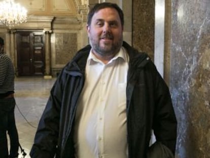 Oriol Junqueras (ERC) camina pels passadissos del Parlament.