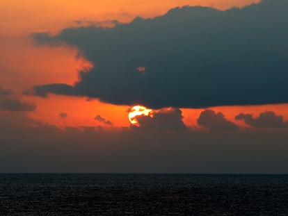 Amanecer en la isla de La Palma desde la costa de Los Cancajos este jueves.