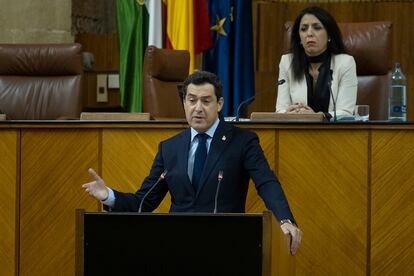 El presidente de la Junta de Andalucía, Juan Manuel Moreno Bonilla, durante su comparecencia en el Parlamento.