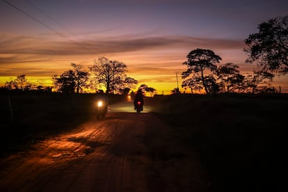 Varios campesinos viajan en moto por una carretera que conecta la casona principal y la entrada de La Amrica.