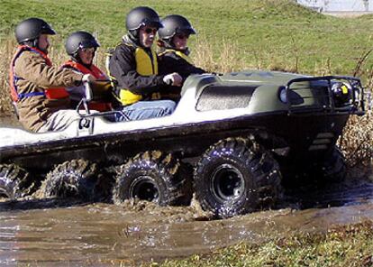 El Argo 8×8 alcanza 34 km/h. en tierra y puede navegar a 4 km/h. sobre el agua.