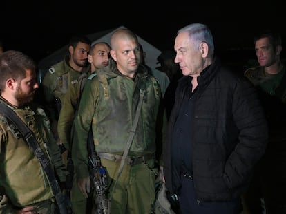 El primer ministro israelí, Benjamín Netanyahu, habla con soldados durante su visita este viernes al reabierto centro de vigilancia de Nahal Oz.