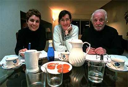 Ángeles González Sinde (en el medio), ensayando con Adriana Ozores y José Soriano.