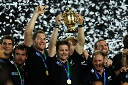 El capitán de los All Blacks, McCaw, levanta el trofeo.