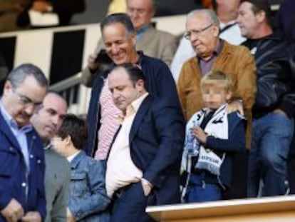 Jos&eacute; Laparra (con camisa clara) en un partido del Castell&oacute;n contra el Benidorm en 2010.