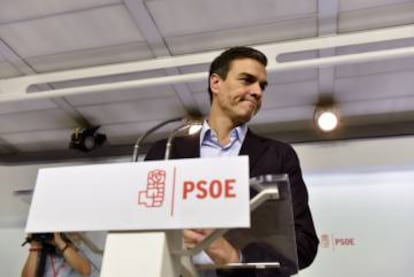 Pedro Sánchez announces his resignation as secretary general of the PSOE.