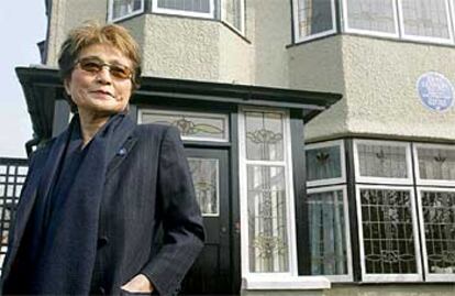 Yoko Ono, ante la casa de John Lennon en Menlove Avenue, en Liverpool, que ella ha donado. La casa ha sido restaurada por la National Trust y será incluída en la Ruta de los Beatles.