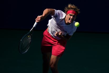 Alexander Zverev sirve durante el partido de octavos contra Davidovich en Nueva York.