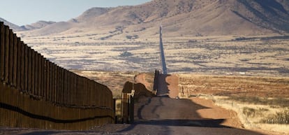 Muro levantado en Arizona (EE UU) para bloquear a los inmigrantes que llegan de México.