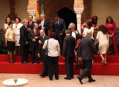 Los consejeros se colocan para la foto de familia del Gobierno tras tomar posesión.